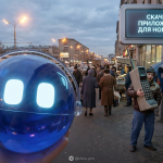 Смартфон с открытыми приложениями для проверки телефонных номеров и блокировки спама